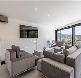 4 bedroom villa with heated pool and sea view in Vinišće, sleeps 8